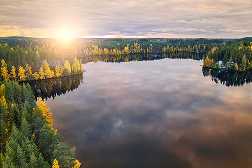 CANUE | Webinaires et coursAerial view of Harvinjarvi lake in Finland. Finnish nature. Beau
