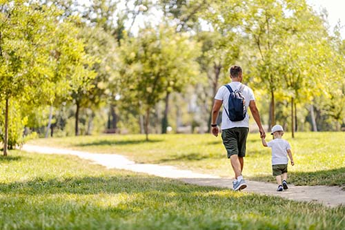 CANUE | Webinaires et coursFamily walk in nature, hiking. A father and son are walking thro