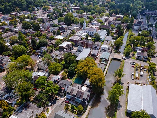 CANUE | Webinaires et coursScenic seasonal landscape from above aerial view of a small town in countryside of Lambertville New Jersey USA on historic city New Hope Pennsylvania US