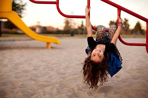 CANUE | Webinaires et coursPortrait of girl hanging upside down on structure at park