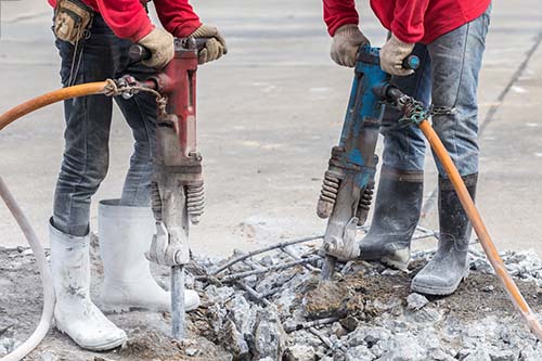 CANUE | Webinaires et coursConstruction worker removes excess concrete with drilling machin