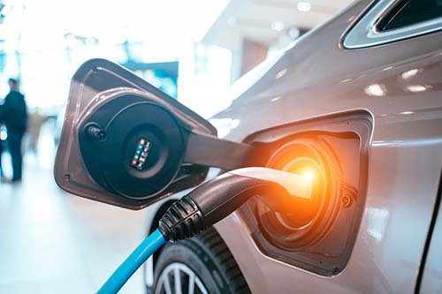 CANUE | Webinaires et coursPower supply plugged into an electric car being charged.