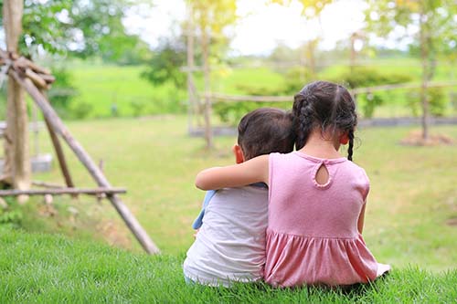 CANUE | Webinaires et coursOlder sister hugs little brother by the neck, shoulders sitting