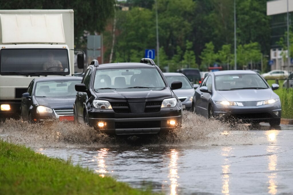 CANUE | Villes et climatDriving car on flooded road during flood caused by torrential ra